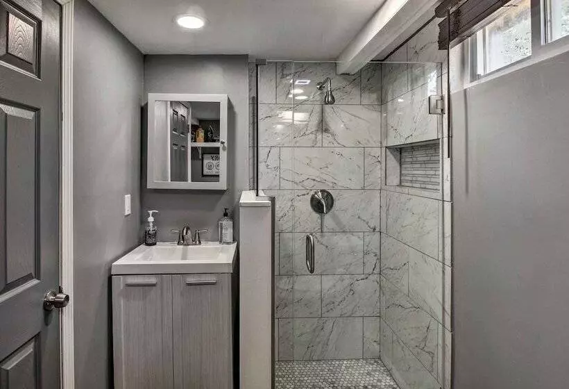 Kansas City Split Level Home, Near Stadiums!