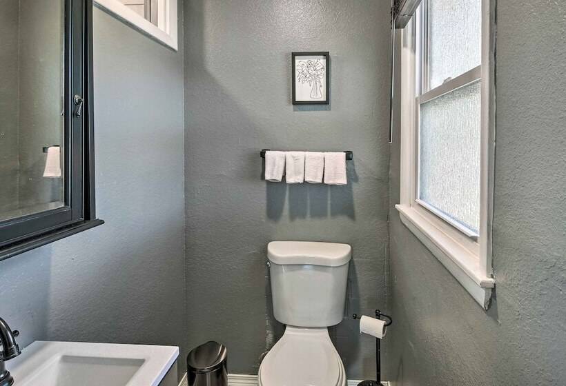 Kansas City Split Level Home, Near Stadiums!