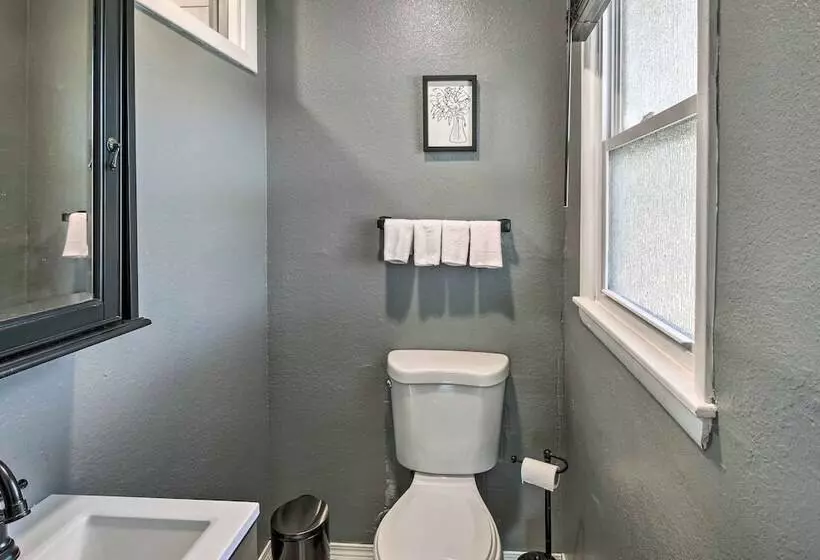 Kansas City Split Level Home, Near Stadiums!