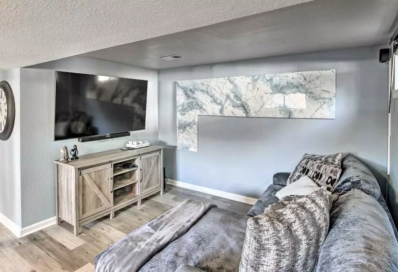 Kansas City Split Level Home, Near Stadiums!