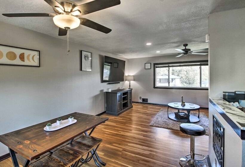 Kansas City Split Level Home, Near Stadiums!