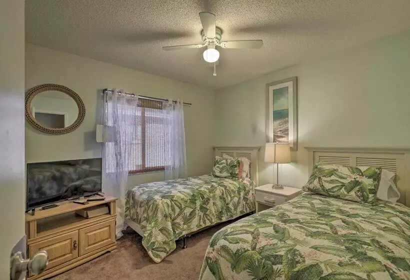 Lakefront Brandon Home W/ Patio & Screened Lanai!