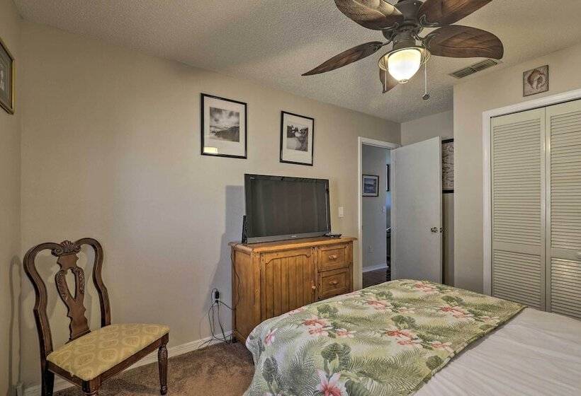 Lakefront Brandon Home W/ Patio & Screened Lanai!