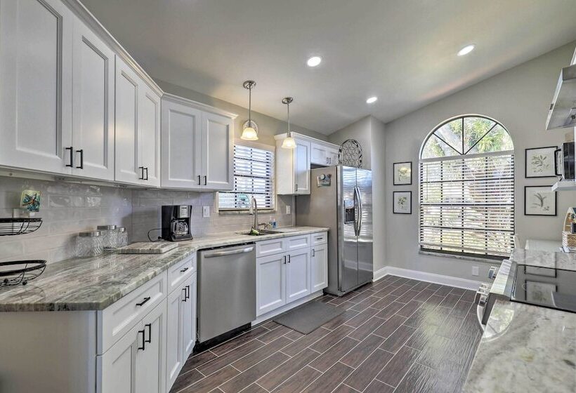 Lakefront Brandon Home W/ Patio & Screened Lanai!