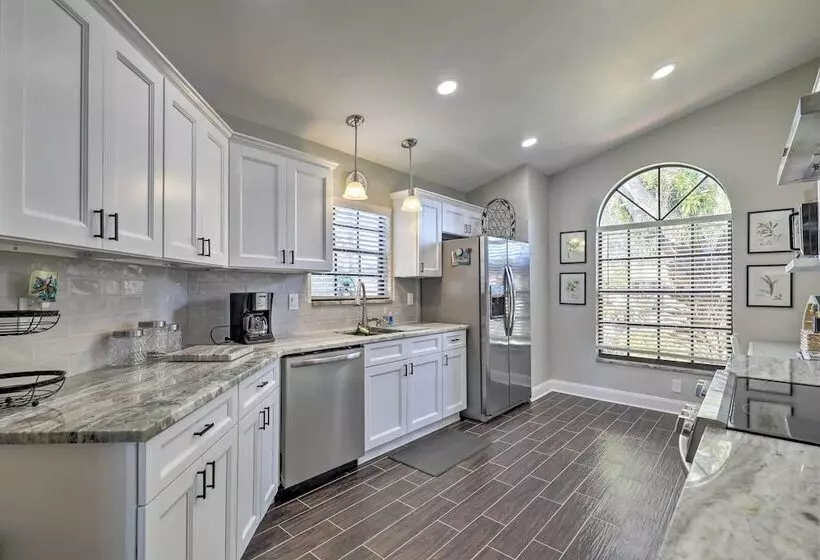 Lakefront Brandon Home W/ Patio & Screened Lanai!