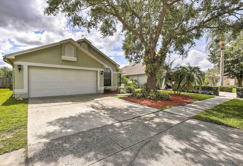 Lakefront Brandon Home W/ Patio & Screened Lanai!
