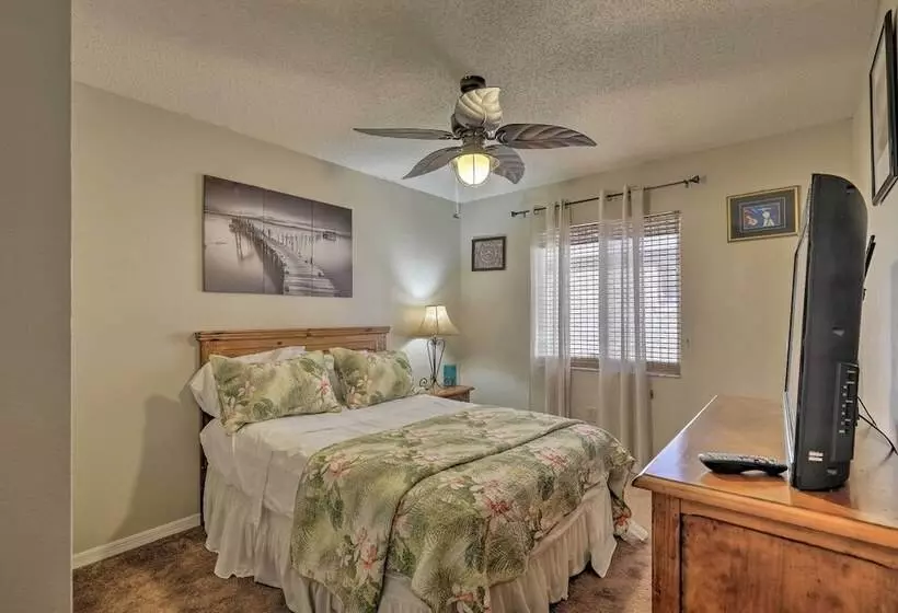 Lakefront Brandon Home W/ Patio & Screened Lanai!