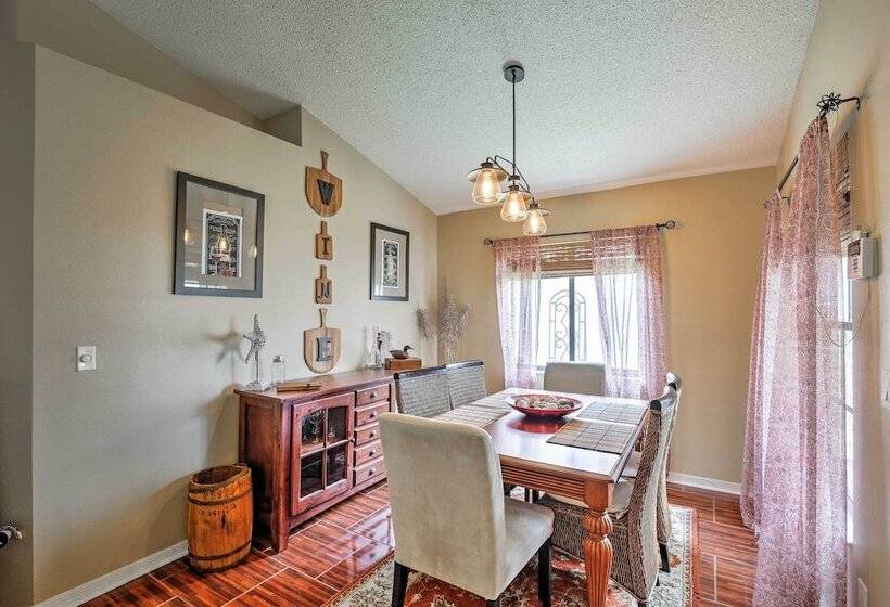 Lakefront Brandon Home W/ Patio & Screened Lanai!