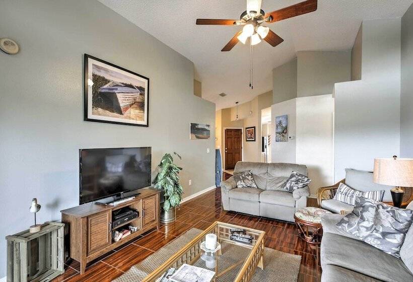 Lakefront Brandon Home W/ Patio & Screened Lanai!