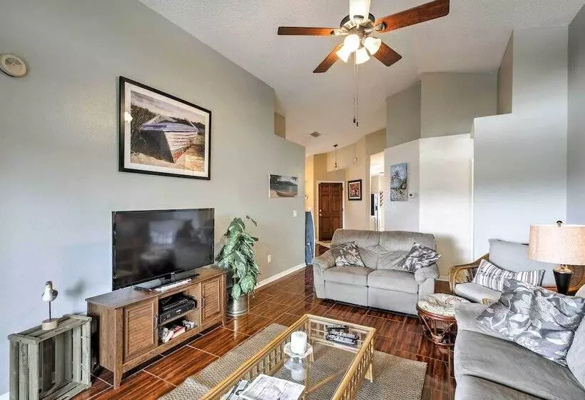 Lakefront Brandon Home W/ Patio & Screened Lanai!