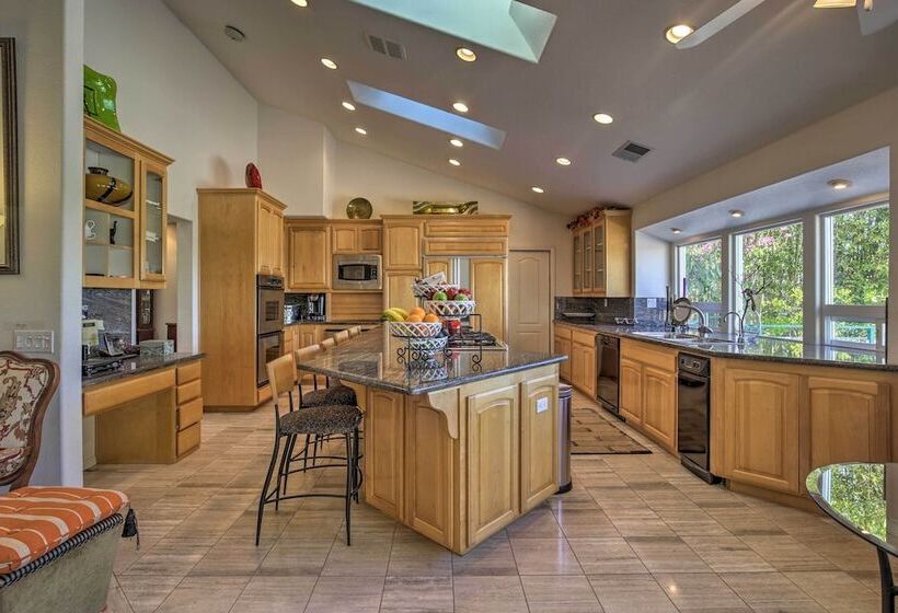 El Cajon Home W/ Pool, Grill Station & Decks