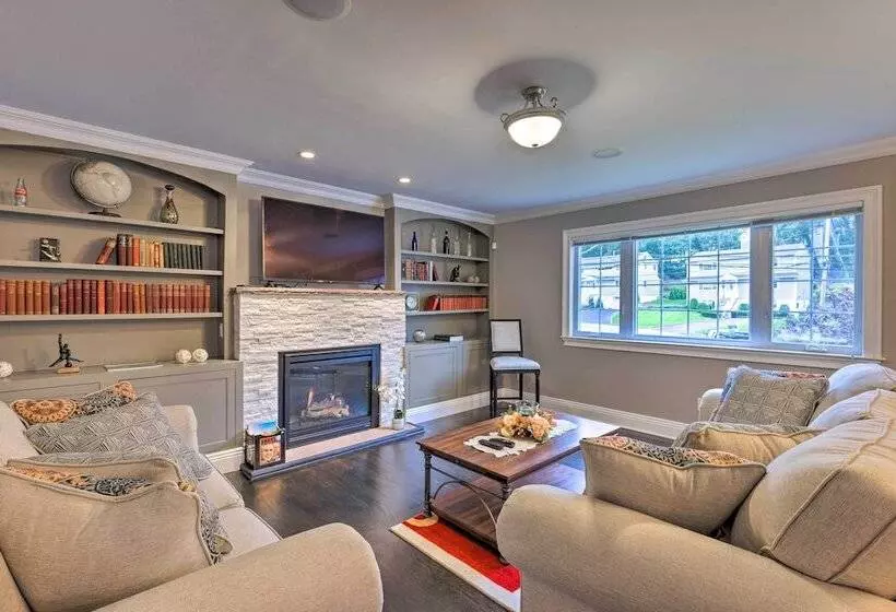 Long Island Apartment W/ Balcony ~ 25 Mi To Nyc
