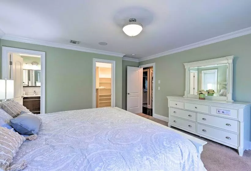 Long Island Apartment W/ Balcony ~ 25 Mi To Nyc