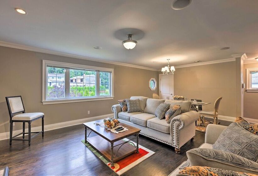 Long Island Apartment W/ Balcony ~ 25 Mi To Nyc