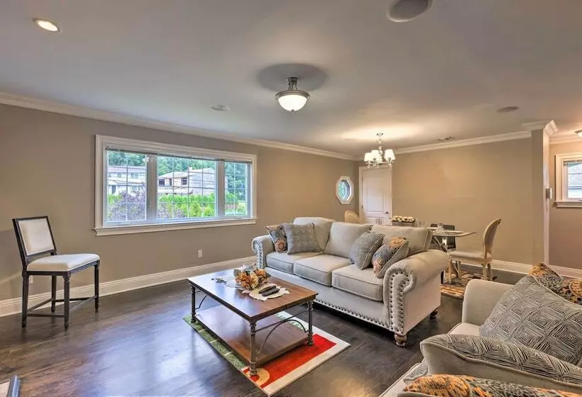 Long Island Apartment W/ Balcony ~ 25 Mi To Nyc