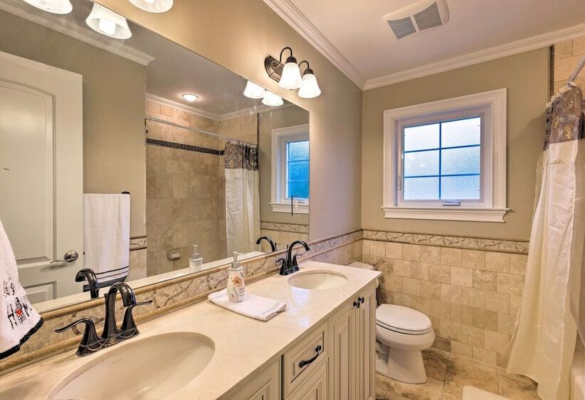 Long Island Apartment W/ Balcony ~ 25 Mi To Nyc