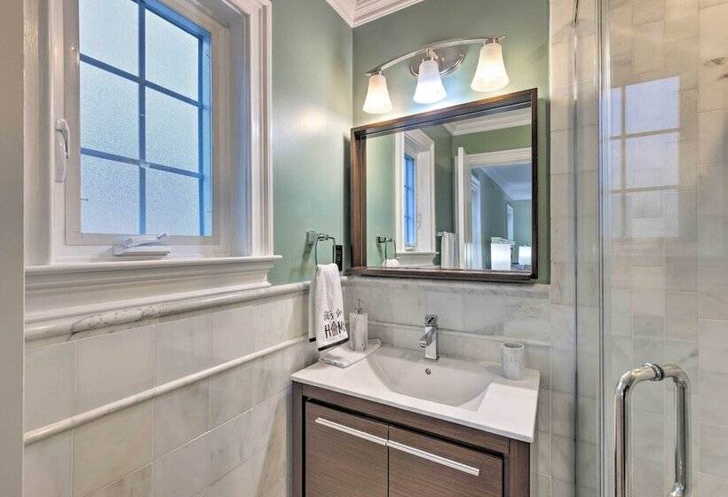 Long Island Apartment W/ Balcony ~ 25 Mi To Nyc