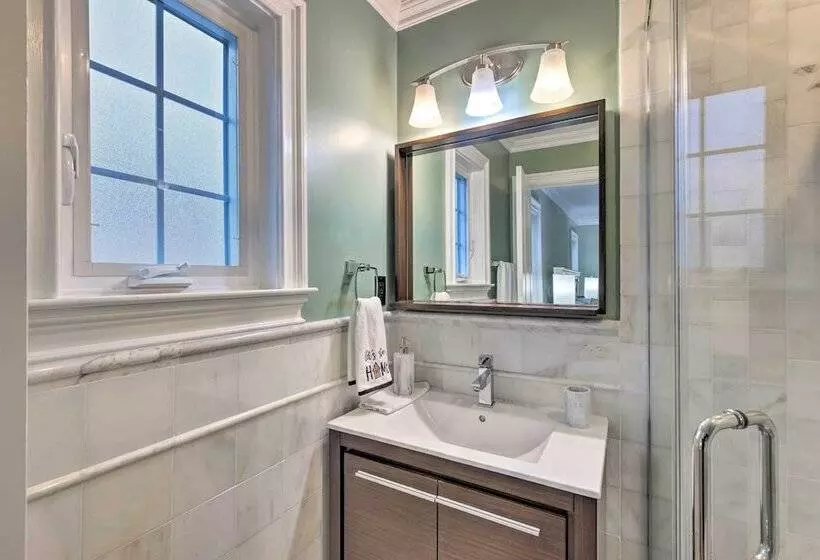 Long Island Apartment W/ Balcony ~ 25 Mi To Nyc