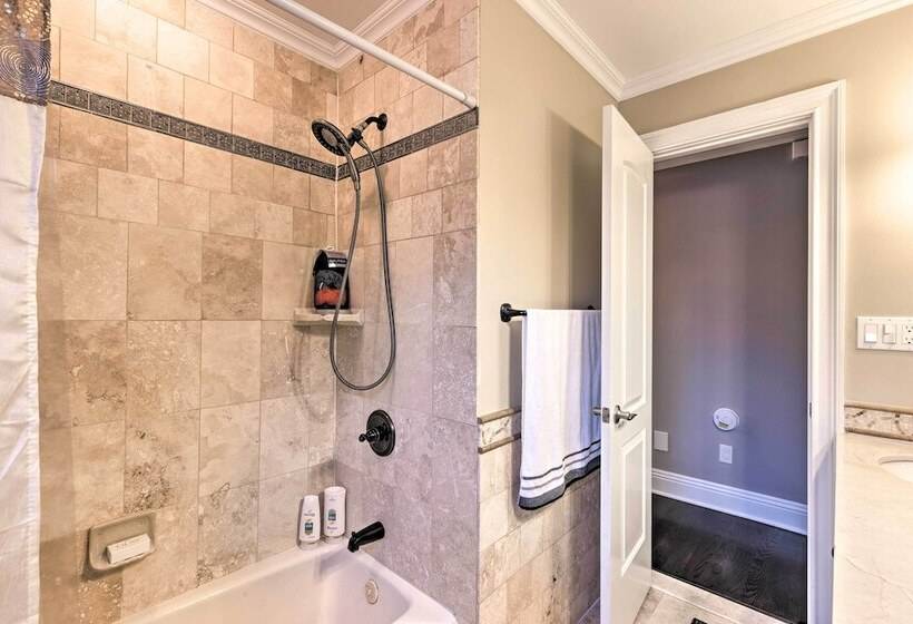 Long Island Apartment W/ Balcony ~ 25 Mi To Nyc