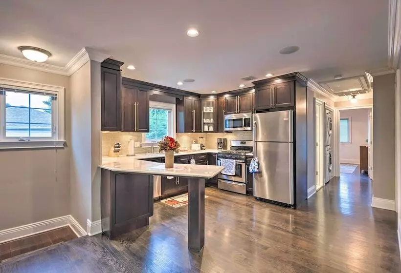 Long Island Apartment W/ Balcony ~ 25 Mi To Nyc