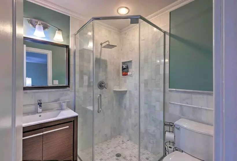 Long Island Apartment W/ Balcony ~ 25 Mi To Nyc