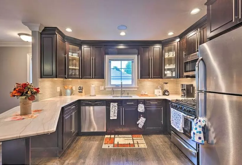 Long Island Apartment W/ Balcony ~ 25 Mi To Nyc