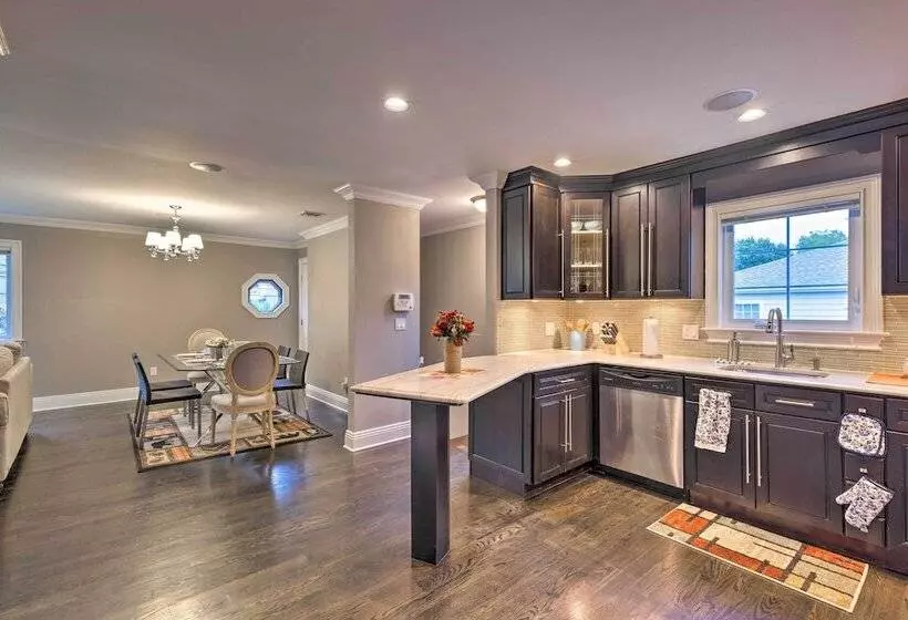 Long Island Apartment W/ Balcony ~ 25 Mi To Nyc