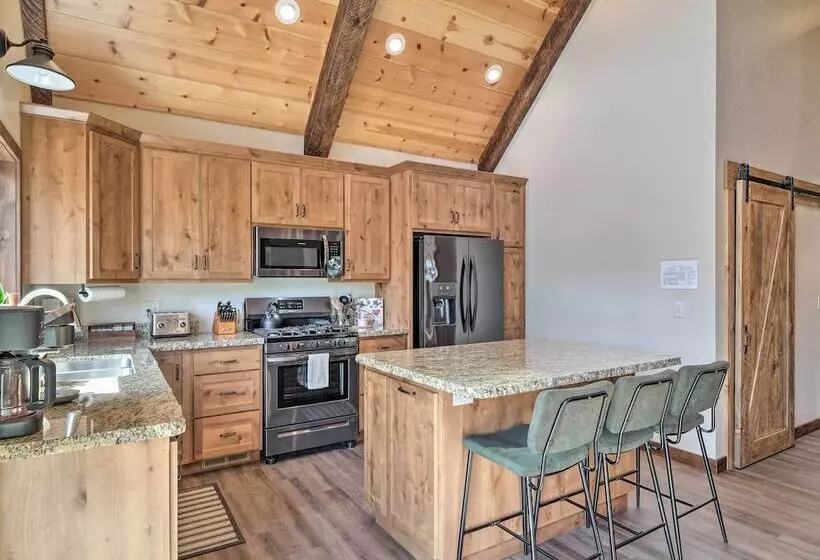 Luxury Retreat: Custom Mi Wuk Village Cabin!