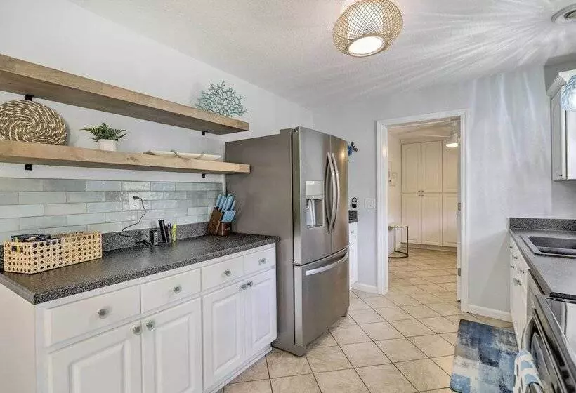 Merritt Island Home: Fire Pit & Canal Access!