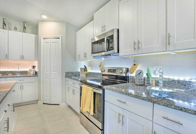 Modern & Bright Ruskin Home Near Bahia Beach!