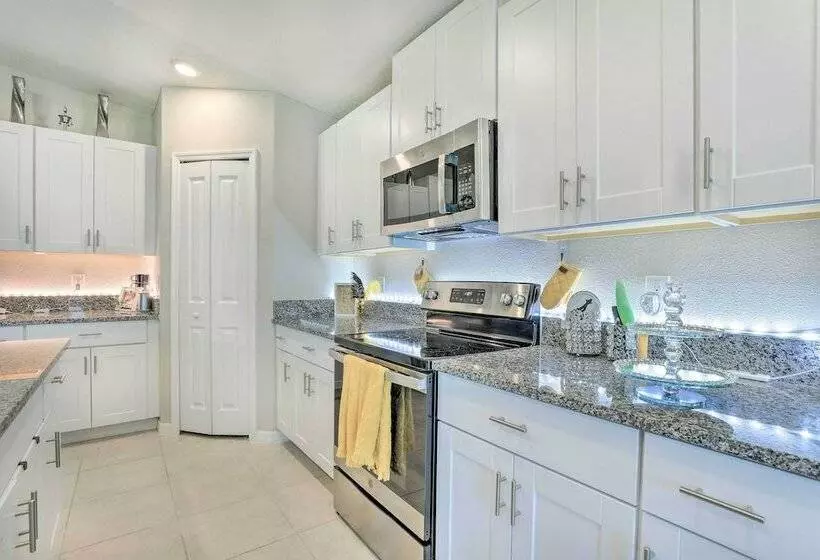 Modern & Bright Ruskin Home Near Bahia Beach!