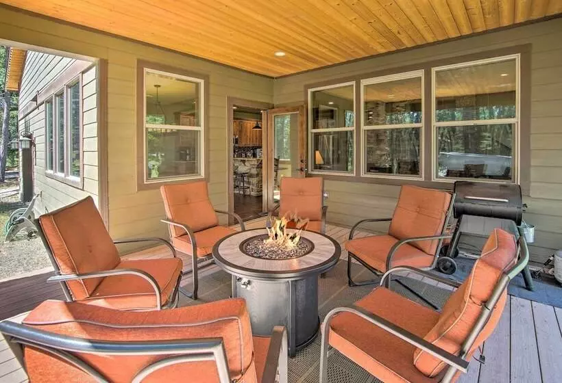 Modern Rustic Ronald Getaway: Hot Tub, Grill!