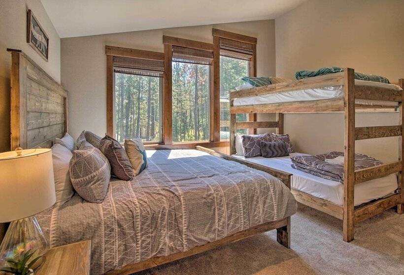 Modern Rustic Ronald Getaway: Hot Tub, Grill!