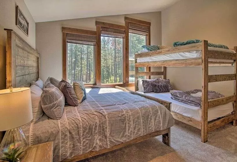 Modern Rustic Ronald Getaway: Hot Tub, Grill!