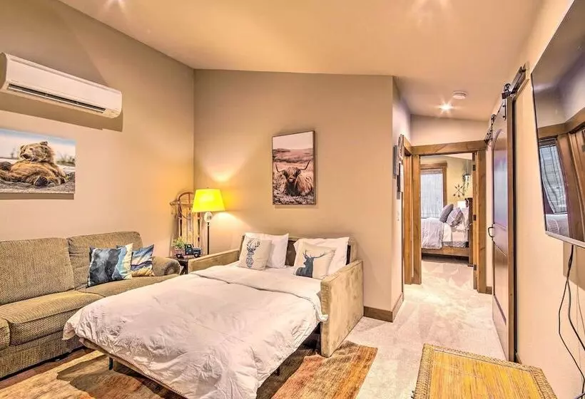 Modern Rustic Ronald Getaway: Hot Tub, Grill!