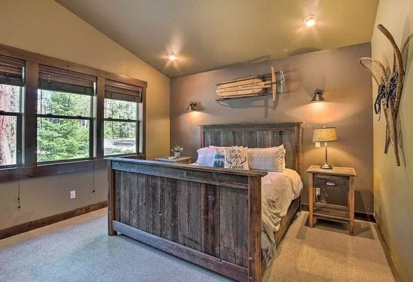Modern Rustic Ronald Getaway: Hot Tub, Grill!