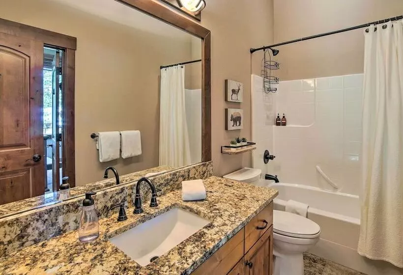 Modern Rustic Ronald Getaway: Hot Tub, Grill!