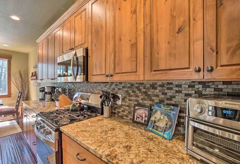 Modern Rustic Ronald Getaway: Hot Tub, Grill!