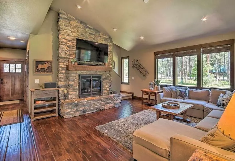 Modern Rustic Ronald Getaway: Hot Tub, Grill!