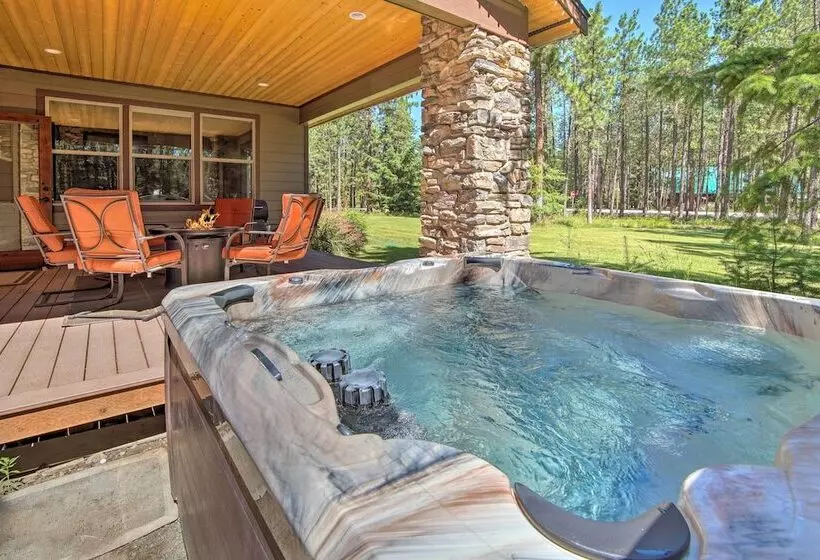 Modern Rustic Ronald Getaway: Hot Tub, Grill!
