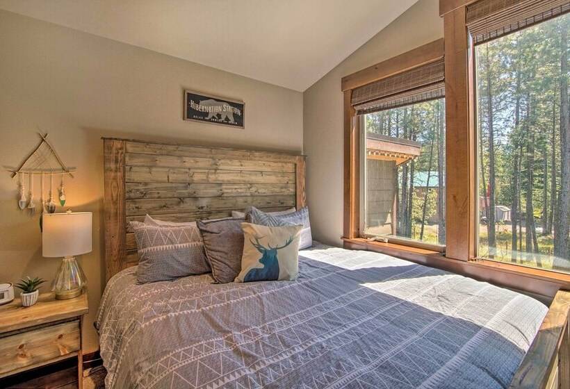 Modern Rustic Ronald Getaway: Hot Tub, Grill!