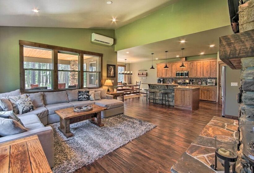 Modern Rustic Ronald Getaway: Hot Tub, Grill!