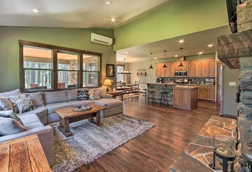 Modern Rustic Ronald Getaway: Hot Tub, Grill!