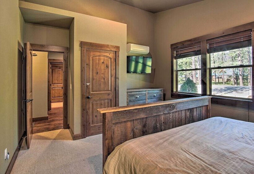 Modern Rustic Ronald Getaway: Hot Tub, Grill!