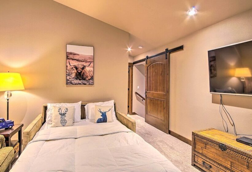 Modern Rustic Ronald Getaway: Hot Tub, Grill!