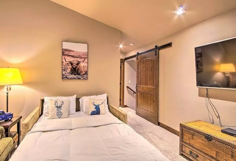 Modern Rustic Ronald Getaway: Hot Tub, Grill!