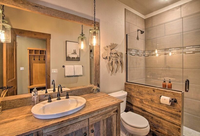 Modern Rustic Ronald Getaway: Hot Tub, Grill!