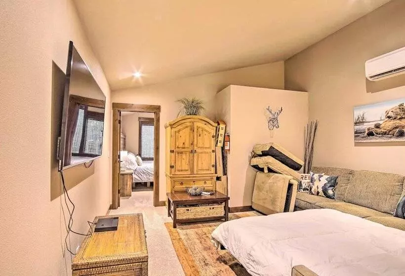 Modern Rustic Ronald Getaway: Hot Tub, Grill!