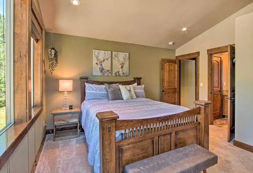 Modern Rustic Ronald Getaway: Hot Tub, Grill!