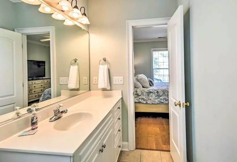 1 Mi To Beach + Hot Tub: Murrells Inlet Retreat!